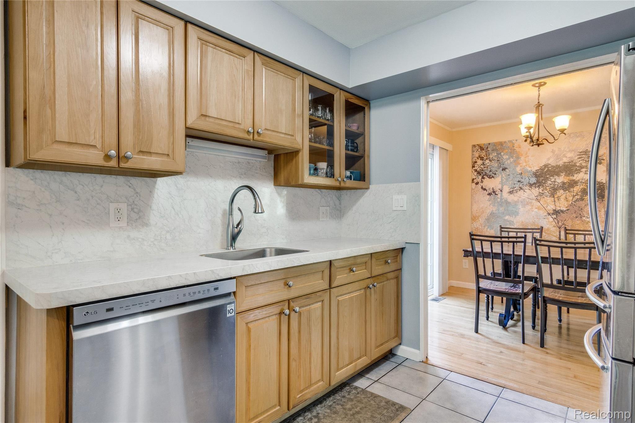 28015 Ridgebrook Road Farmington, MI 48334 - Photo 6 of 35 Interiors (7 of 35).jpg