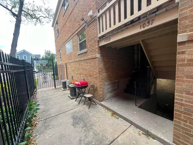 $199,900 | 1039 Randolph Street, Unit 1W, Oak Park, IL 60302