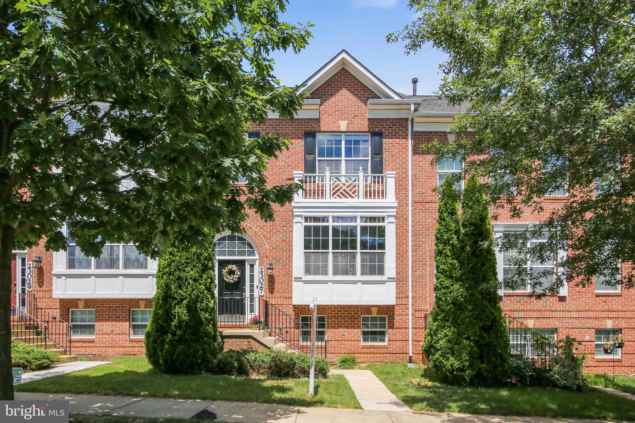 Gorgeous Move-In Ready Colonial Town Home!