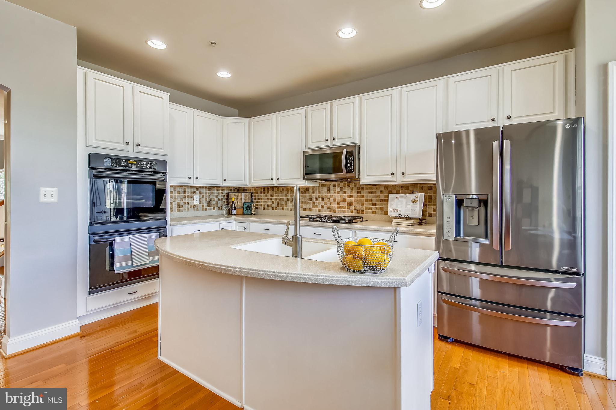 Beautifully updated Eat-In Kitchen