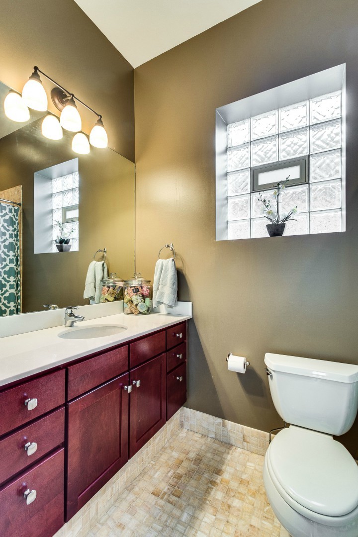 1844 West Huron Street Chicago, IL 60622 - Photo 18 of 34 a bathroom with a toilet sink and mirror