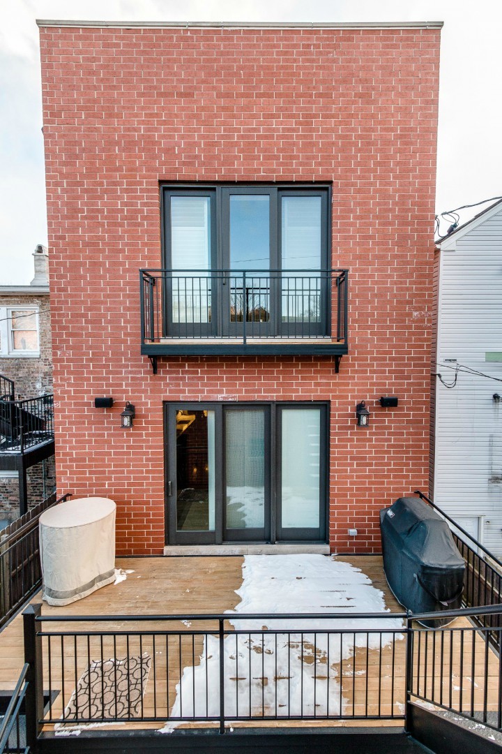 1844 West Huron Street Chicago, IL 60622 - Photo 27 of 34 a brick building with a large windows