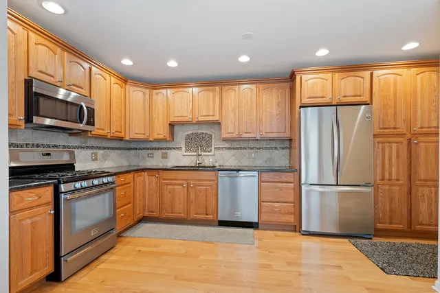 $549,900 | 401 Park Barrington Drive, Barrington, IL 60010