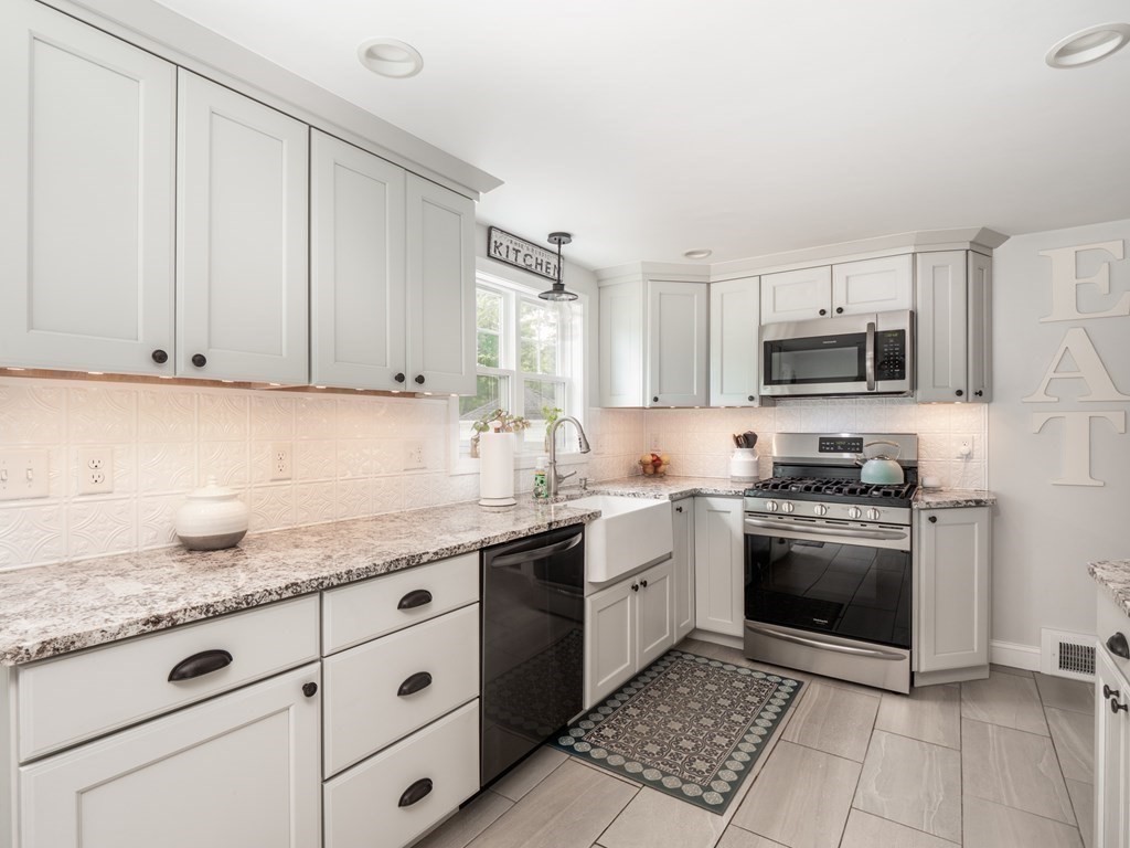 217 Brandy Brow Road Haverhill, MA 01830 - Photo 3 of 40 Gallery Image 3