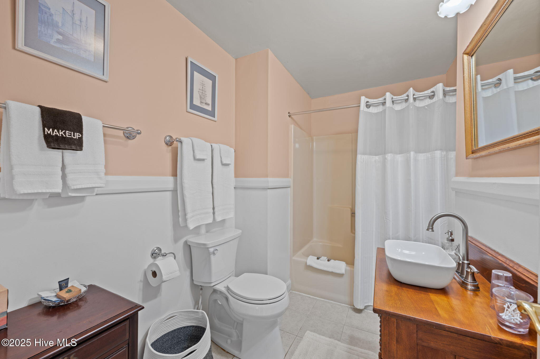215 Pollock Street New Bern, NC 28560 - Photo 42 of 109 2nd Fl BR 5 Ensuite