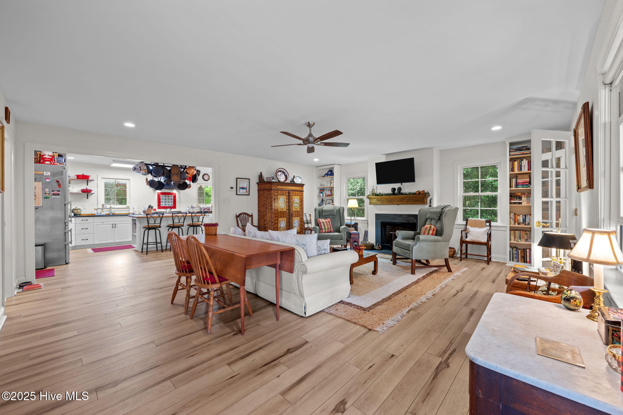 215 Pollock Street New Bern, NC 28560 - Photo 71 of 109 Owners Cottage Living Rm