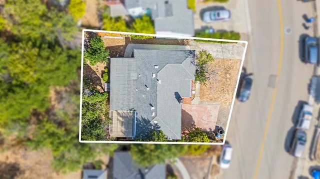 a view of entryway with outdoor area