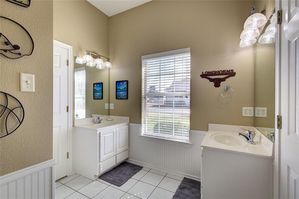 1079 Country Club Road Sulphur Springs, TX 75482 - Photo 32 of 40 Jack and Jill bath