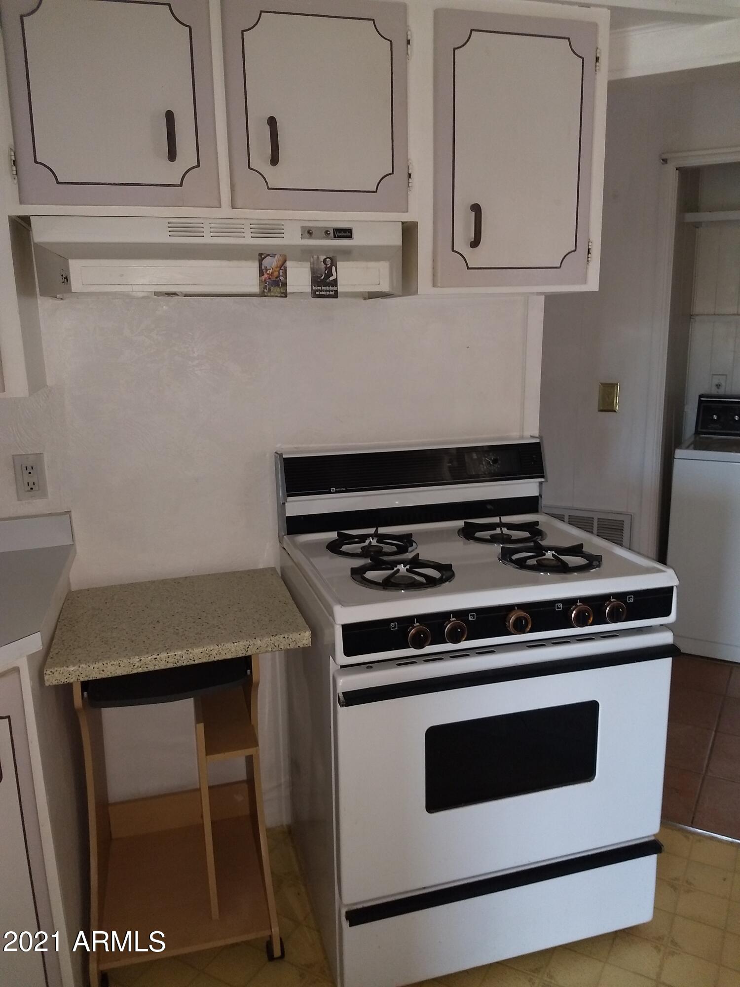 590 North Cactus Road Apache Junction, AZ 85119 - Photo 20 of 34 a stove top oven sitting inside of a kitchen