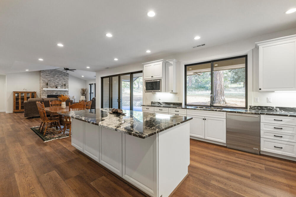 11635 Merganser Road Klamath Falls, OR 97601 - Photo 24 of 68 Kitchen Convenience