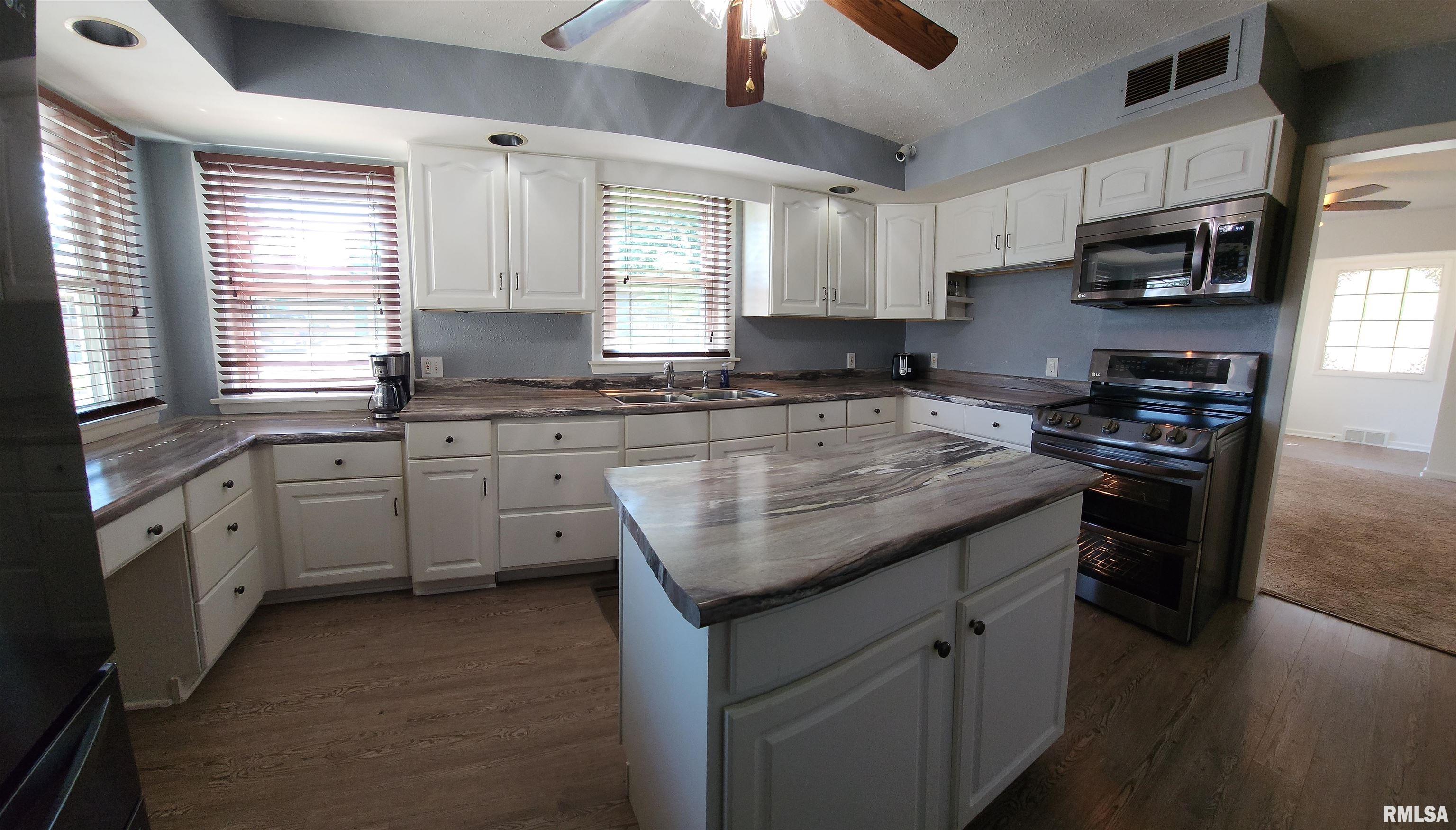 1109 Sheridan Road Pekin, IL 61554 - Photo 13 of 41