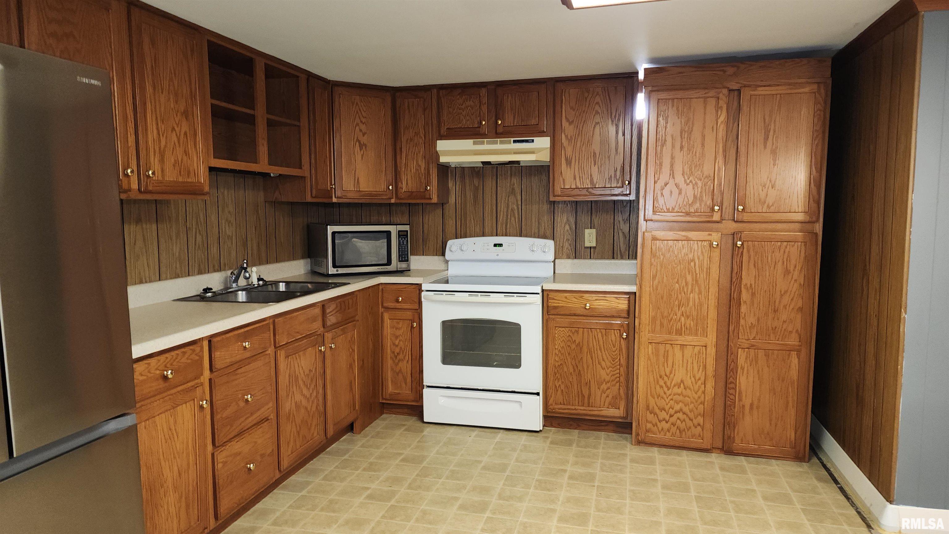 1109 Sheridan Road Pekin, IL 61554 - Photo 25 of 41