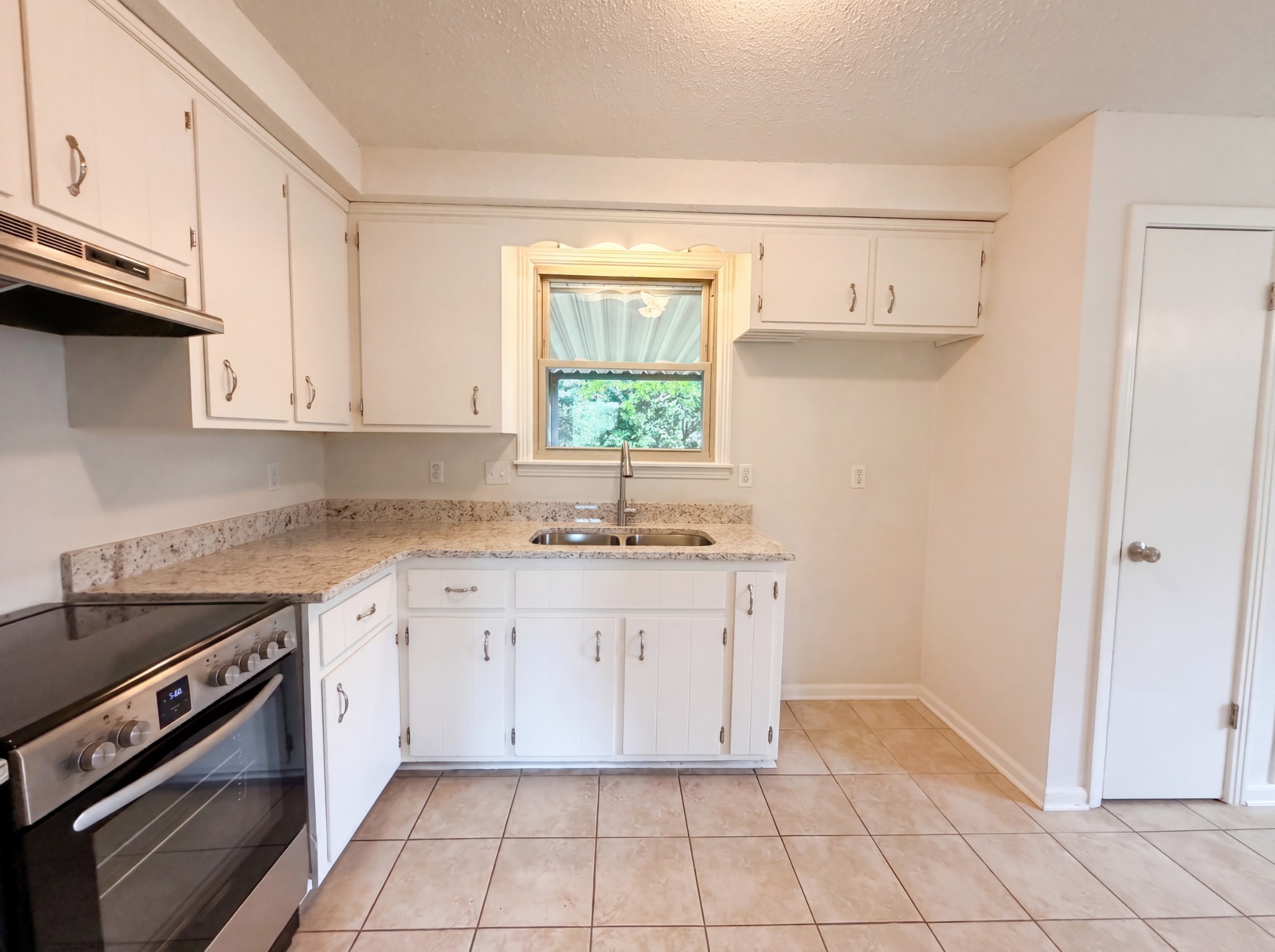 587 Lafayette Road Clarksville, TN 37042 - Photo 3 of 20