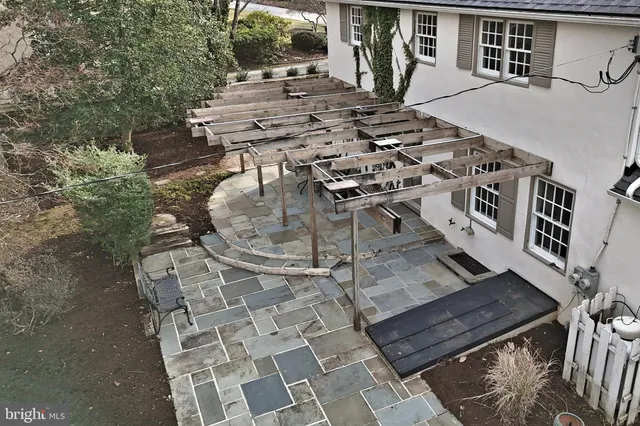 a view of a house with backyard