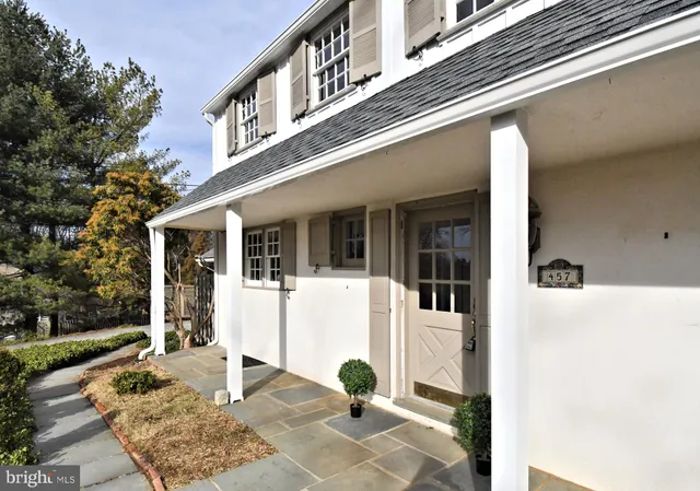 a view of a house with entryway