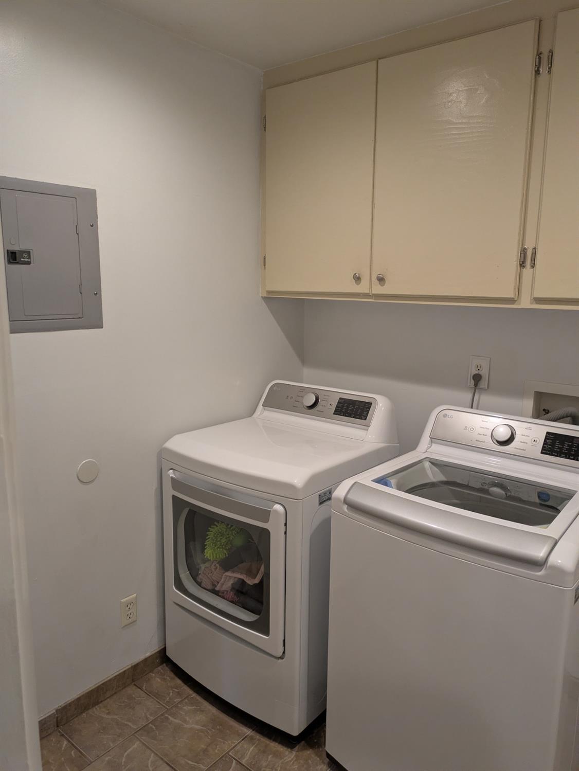 25931 Thornton Road Thornton, CA 95686 - Photo 11 of 31 a utility room with dryer and washer
