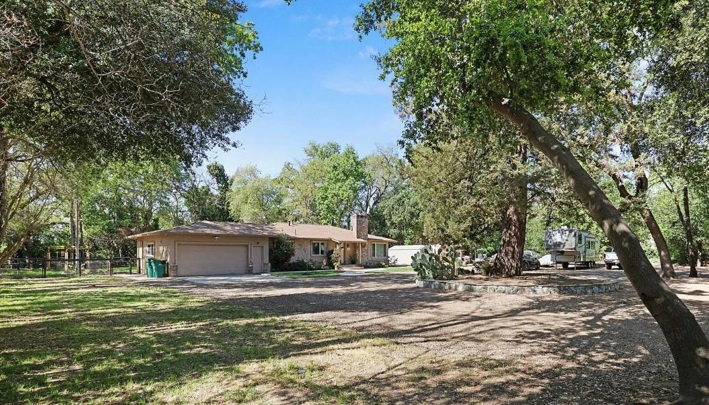 25931 Thornton Road Thornton, CA 95686 - Photo 3 of 31 a front view of a house with a yard