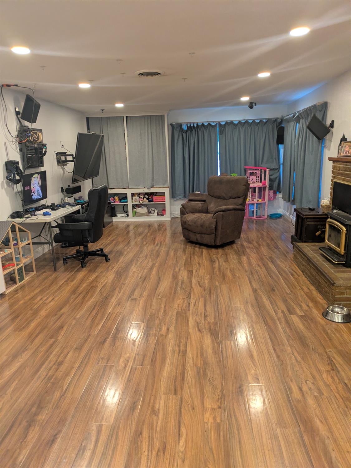 25931 Thornton Road Thornton, CA 95686 - Photo 6 of 31 a living room with lots of furniture and a wooden floor