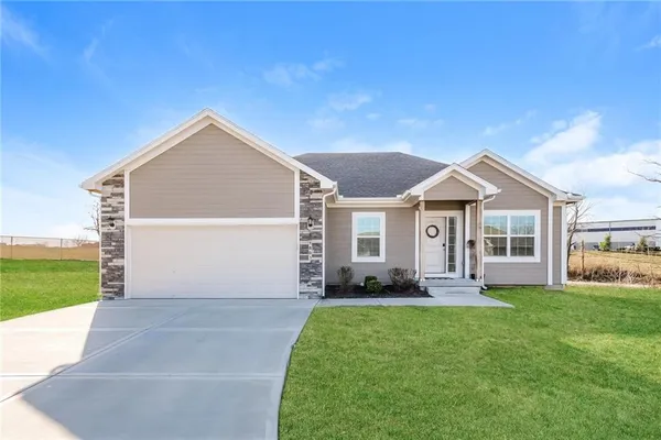 $379,900 | 900 Northwest Hilltop Lane, Grain Valley, MO 64029