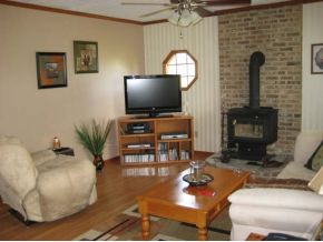 878 Shiloh Road Greeneville, TN 37745 - Photo 6 of 12 Living Room