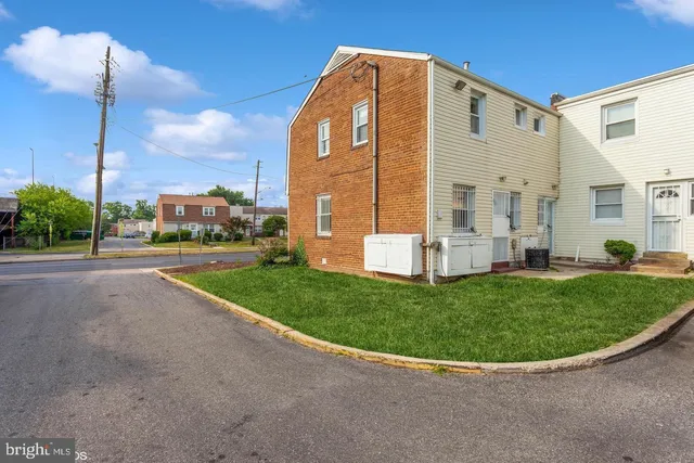 a view of a house with a backyard