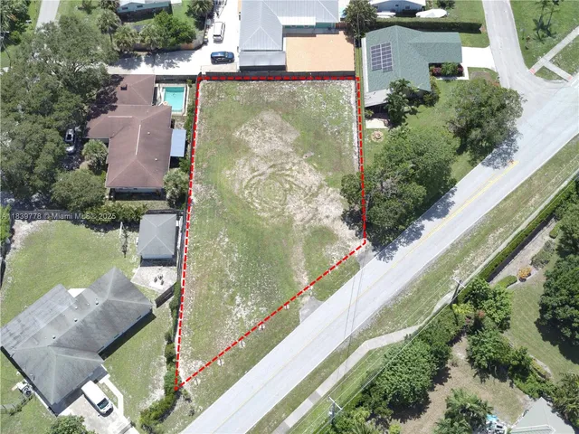an aerial view of a house with outdoor space and a lake view