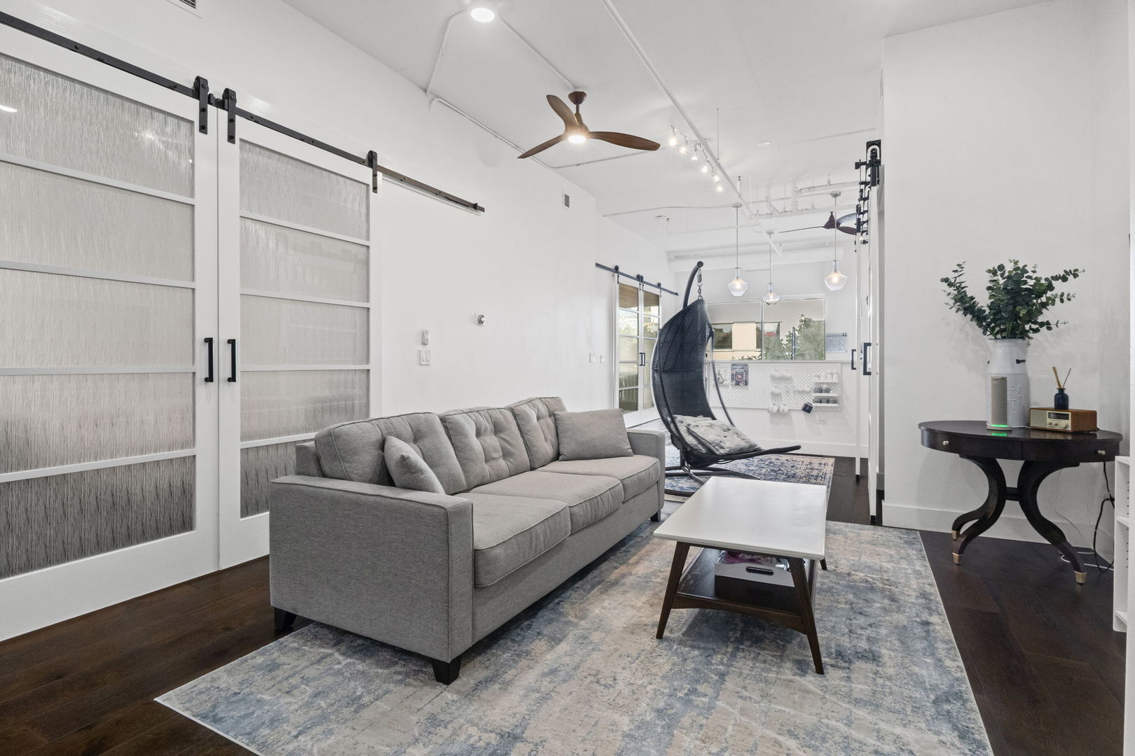 1640 Maple Avenue, Unit 304 Evanston, IL 60201 - Photo 18 of 25 a living room with furniture and a potted plant