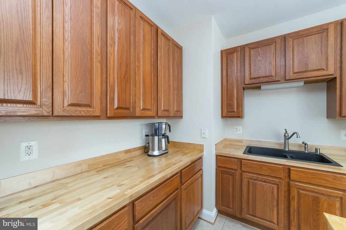 681 Springhouse Square Southeast Leesburg, VA 20175 - Photo 16 of 50 Great counter space....coffee anyone?