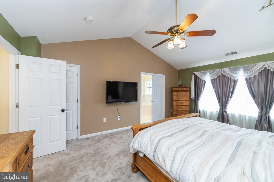 681 Springhouse Square Southeast Leesburg, VA 20175 - Photo 22 of 50 Primary suite w/ walk in closet
