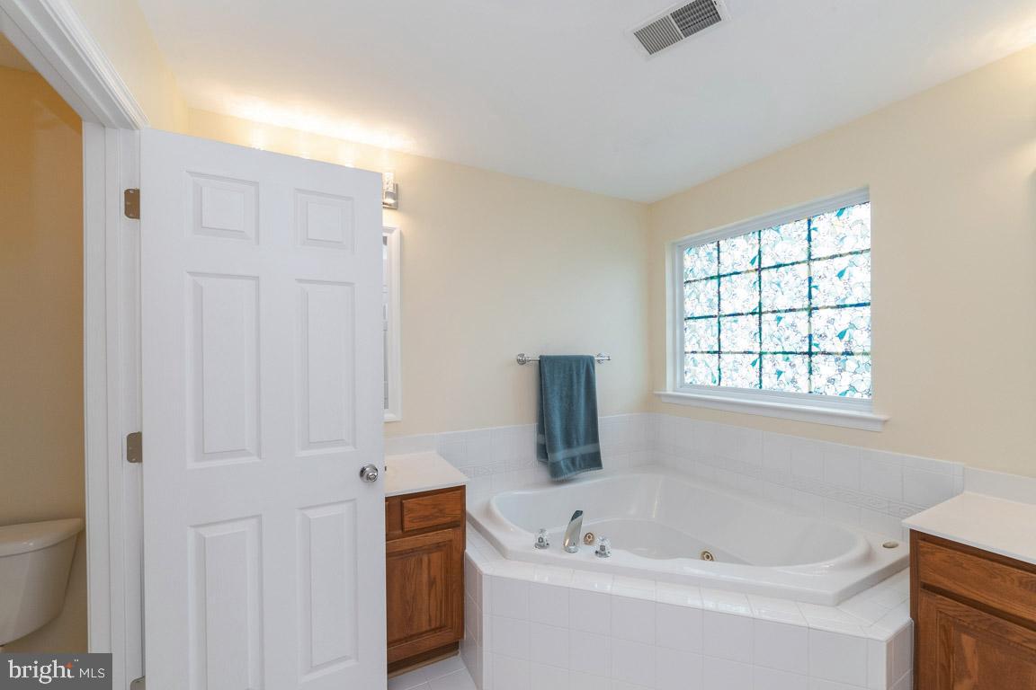 681 Springhouse Square Southeast Leesburg, VA 20175 - Photo 24 of 50 Jacuzzi tub soaking tub