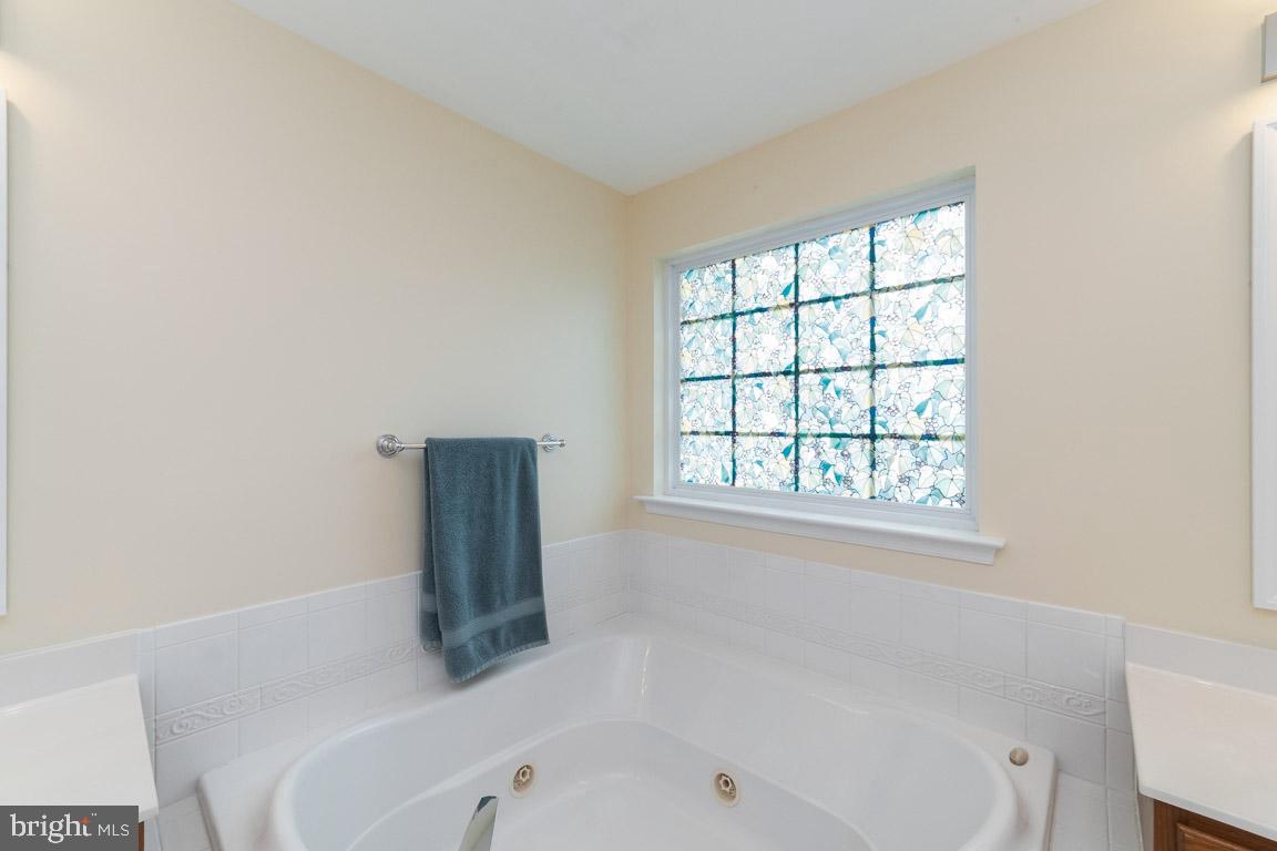 681 Springhouse Square Southeast Leesburg, VA 20175 - Photo 27 of 50 Ready for a relaxing soak?