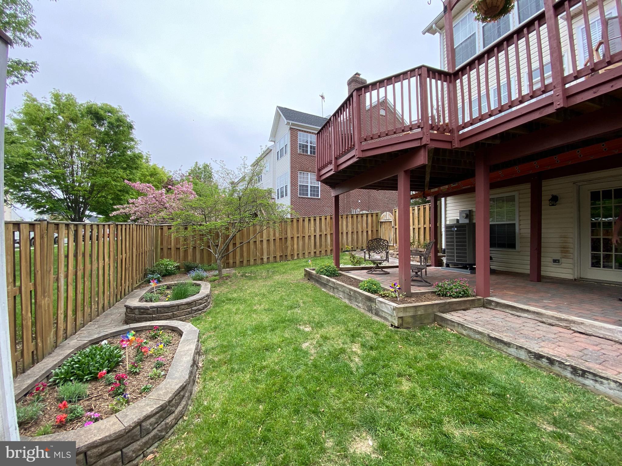 681 Springhouse Square Southeast Leesburg, VA 20175 - Photo 39 of 50 Landscaped back yard with patio and flower beds