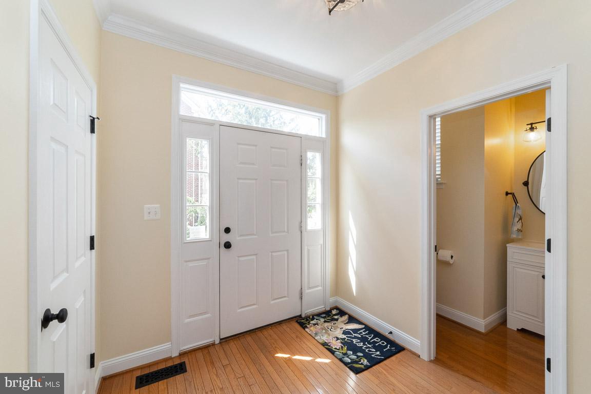 Large foyer w/ gleaming wood floors
