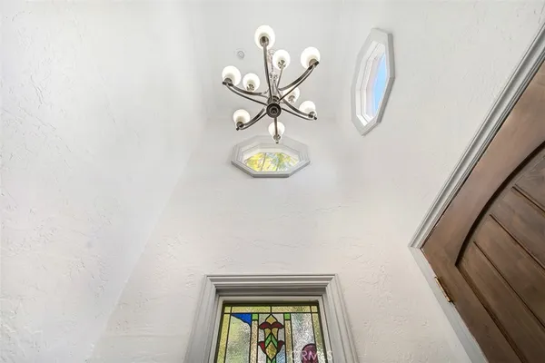 a view of entryway with a fan