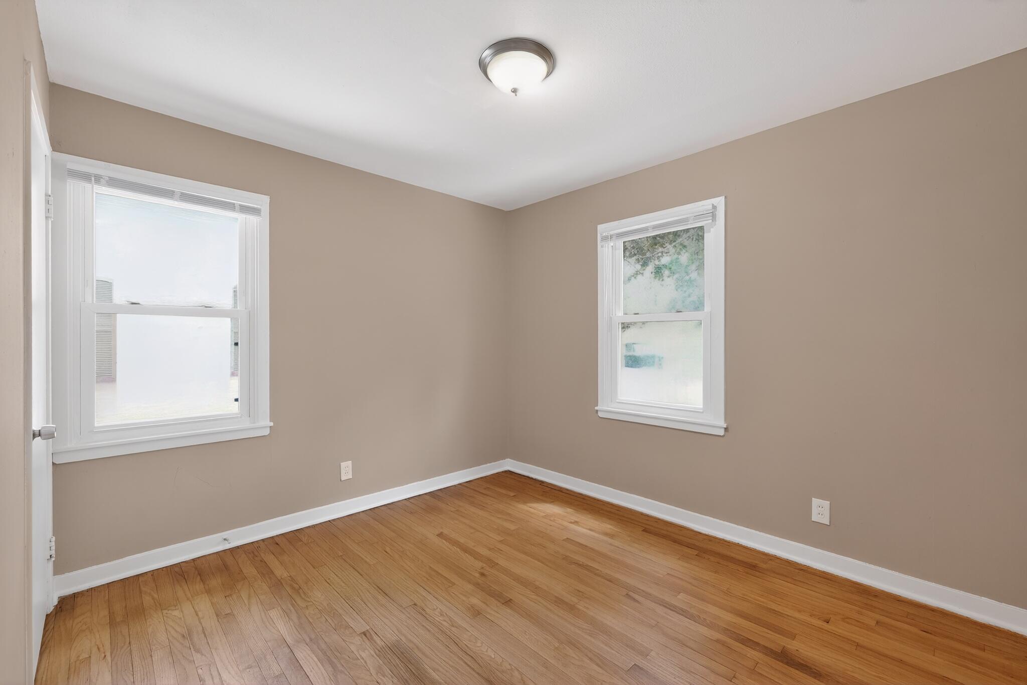 5823 North 36th Street Milwaukee, WI 53209 - Photo 18 of 31 18_5823_N_36th_St-Living_room-9894