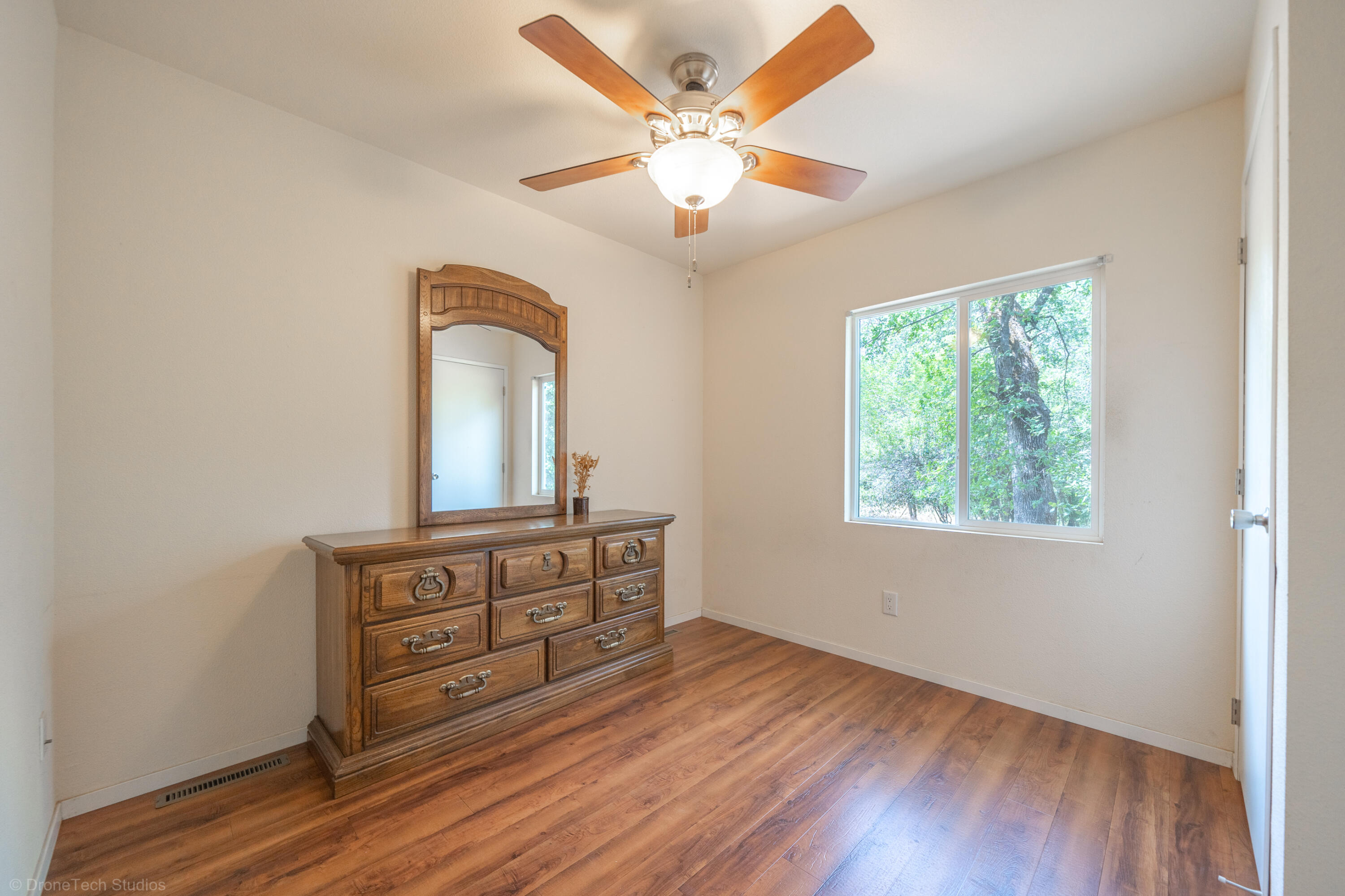 9983 Harley Leighton Road Redding, CA 96003 - Photo 15 of 58 Main bedroom