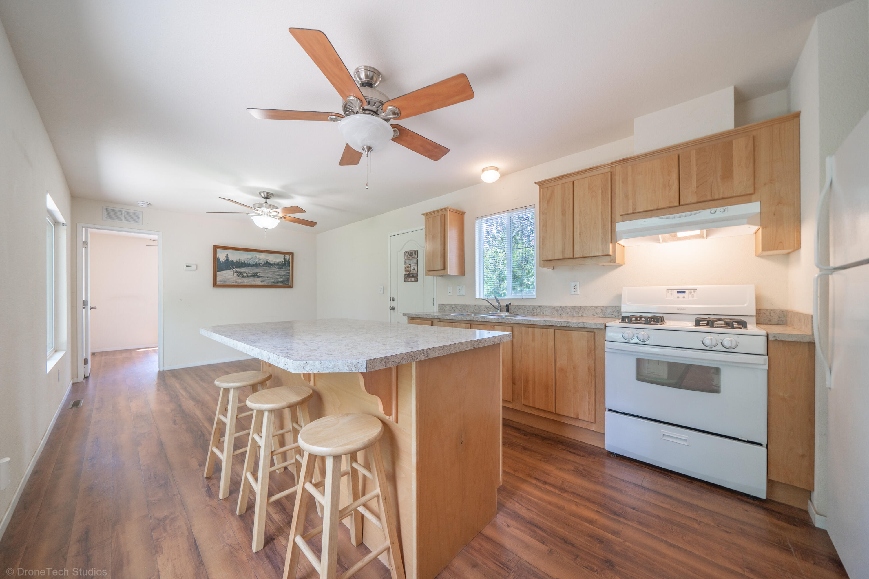 9983 Harley Leighton Road Redding, CA 96003 - Photo 2 of 58 Gas range/oven