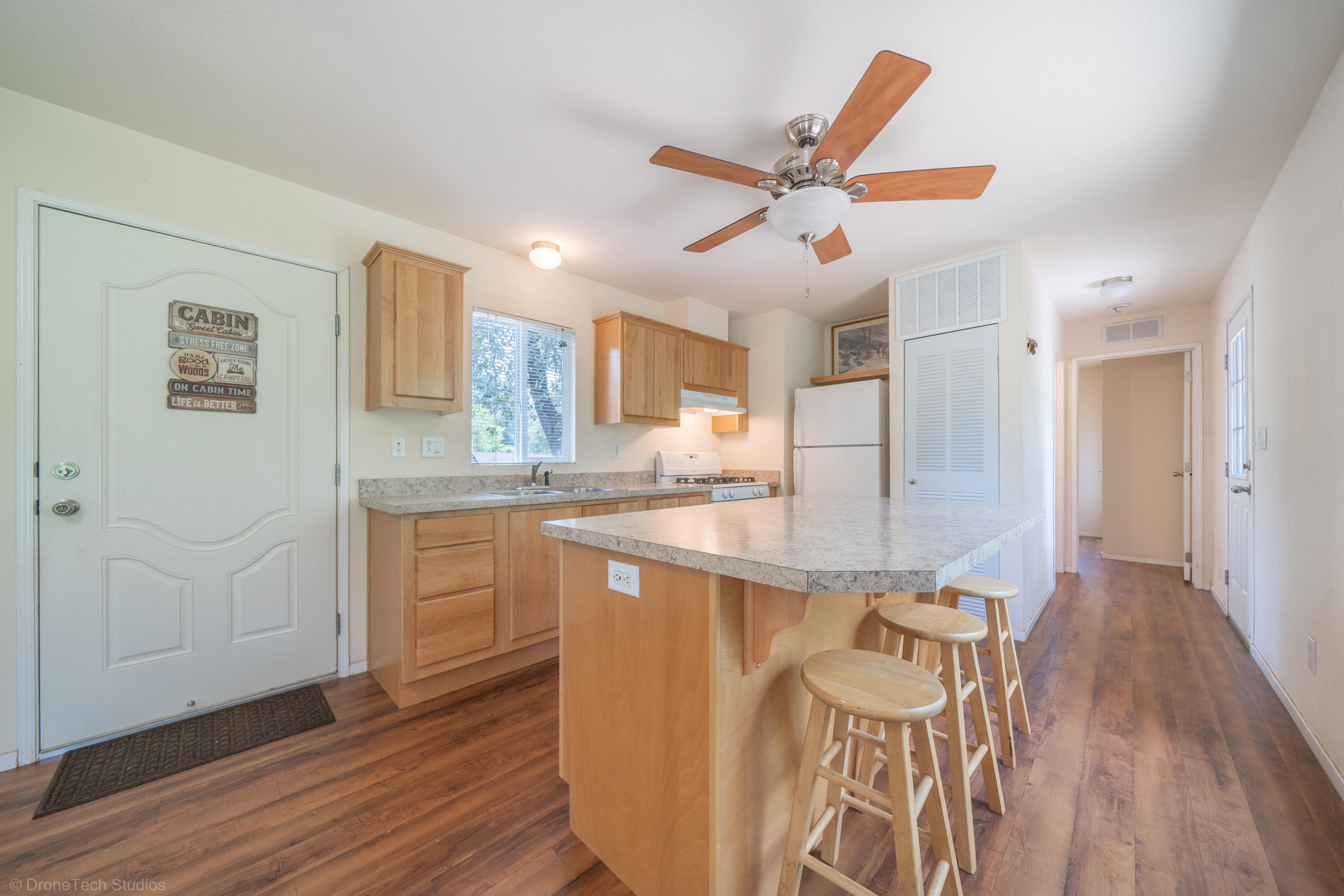 9983 Harley Leighton Road Redding, CA 96003 - Photo 4 of 58 Bar stools stay