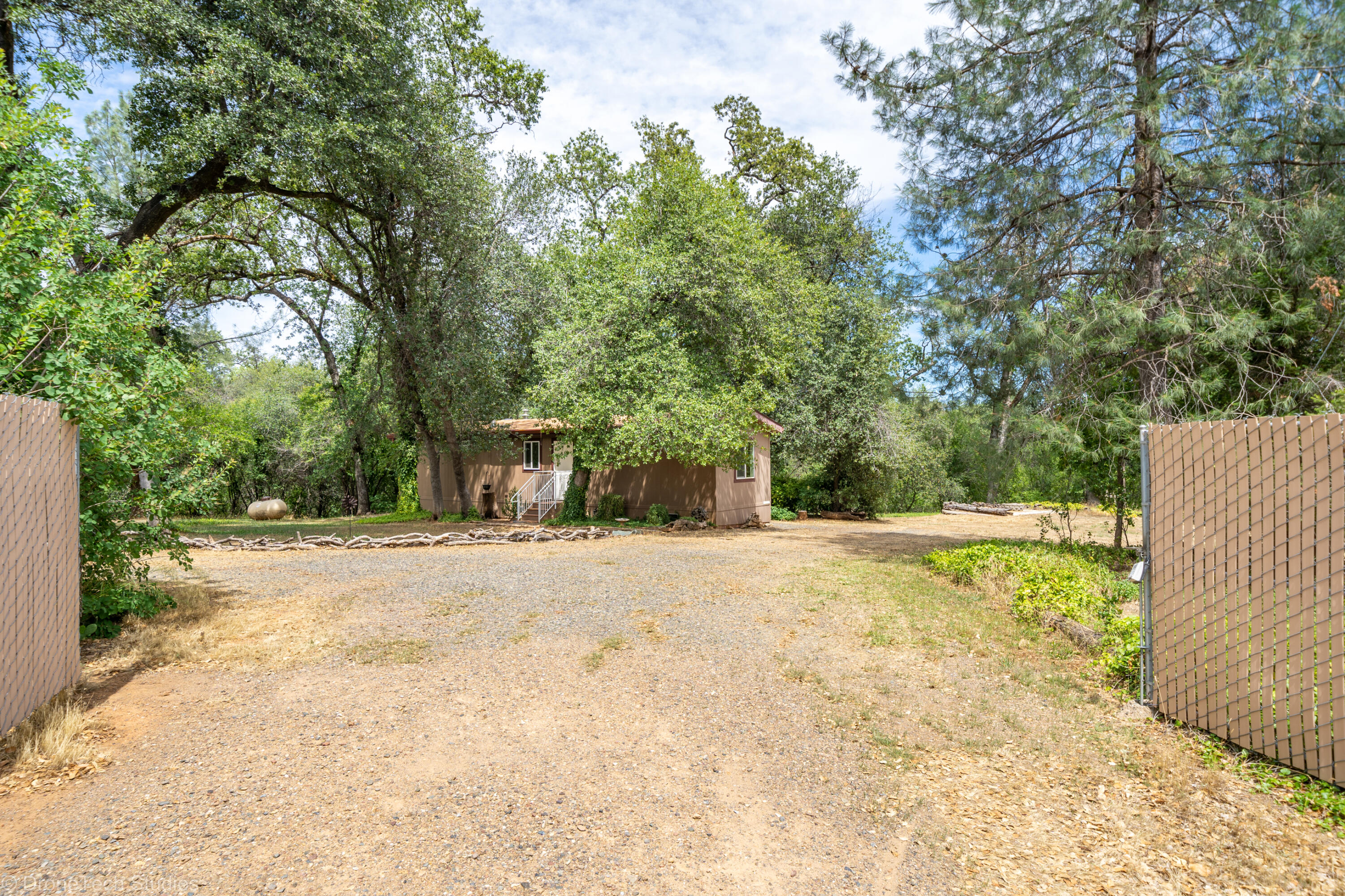 9983 Harley Leighton Road Redding, CA 96003 - Photo 43 of 58 Entry driveway