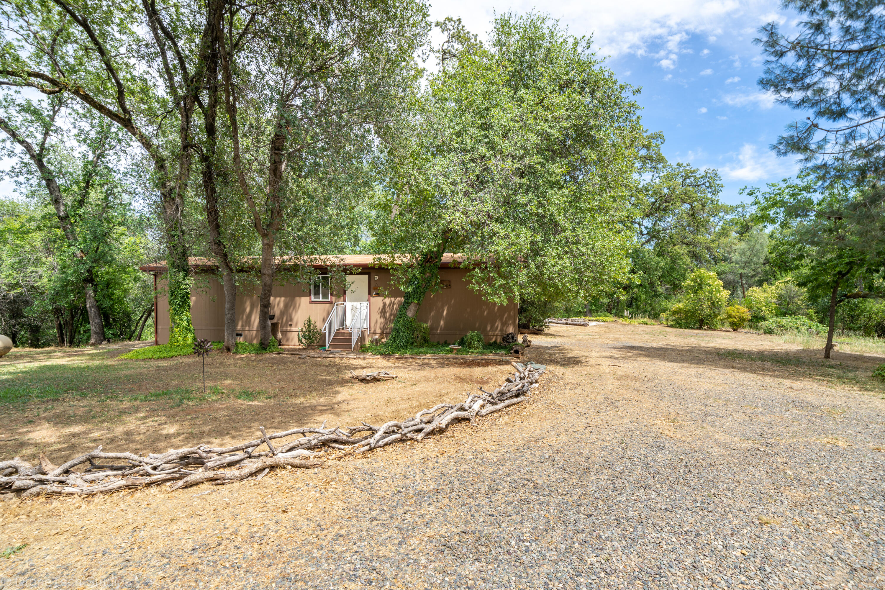 9983 Harley Leighton Road Redding, CA 96003 - Photo 45 of 58 Easy-care yard