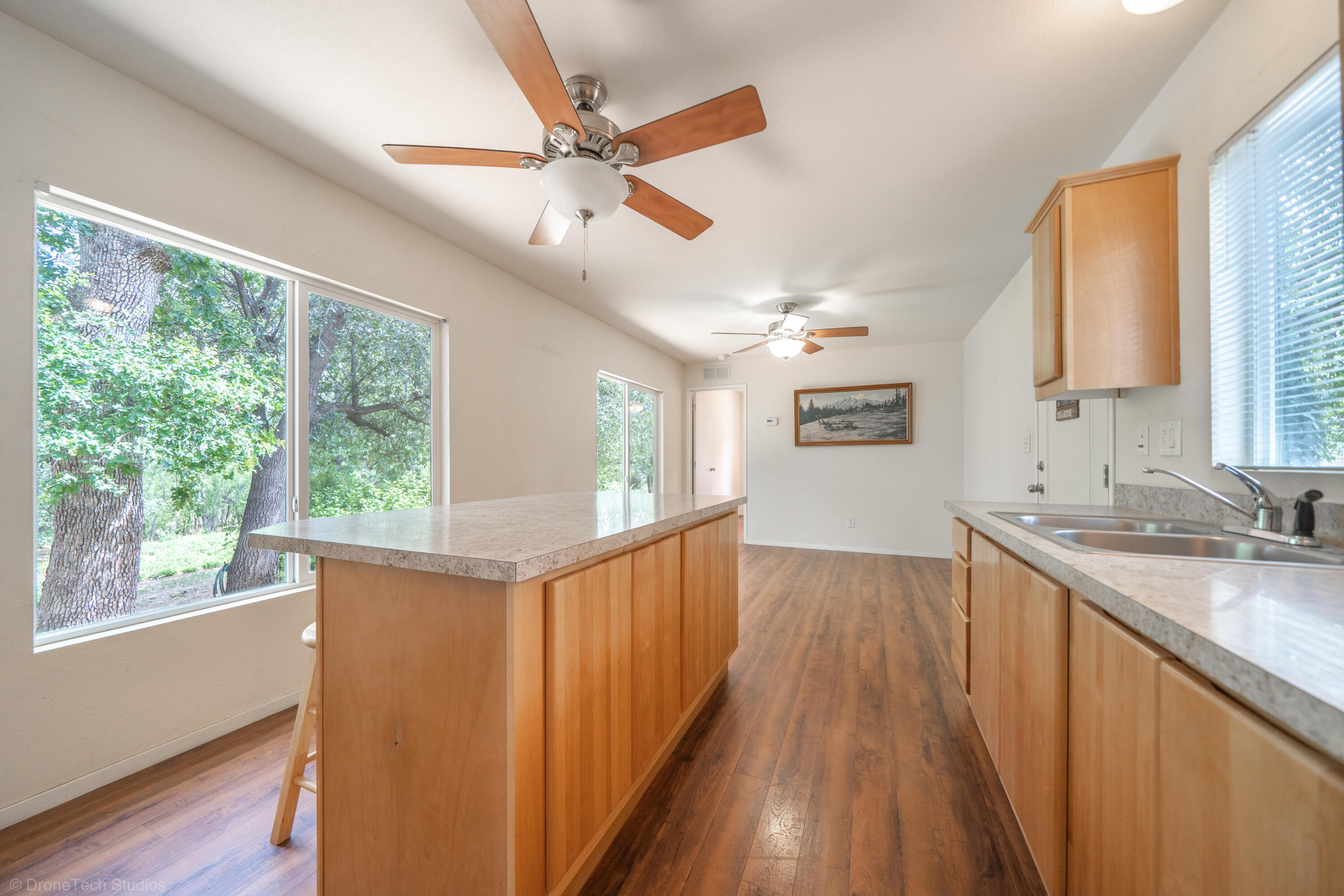 9983 Harley Leighton Road Redding, CA 96003 - Photo 5 of 58 Picture windows