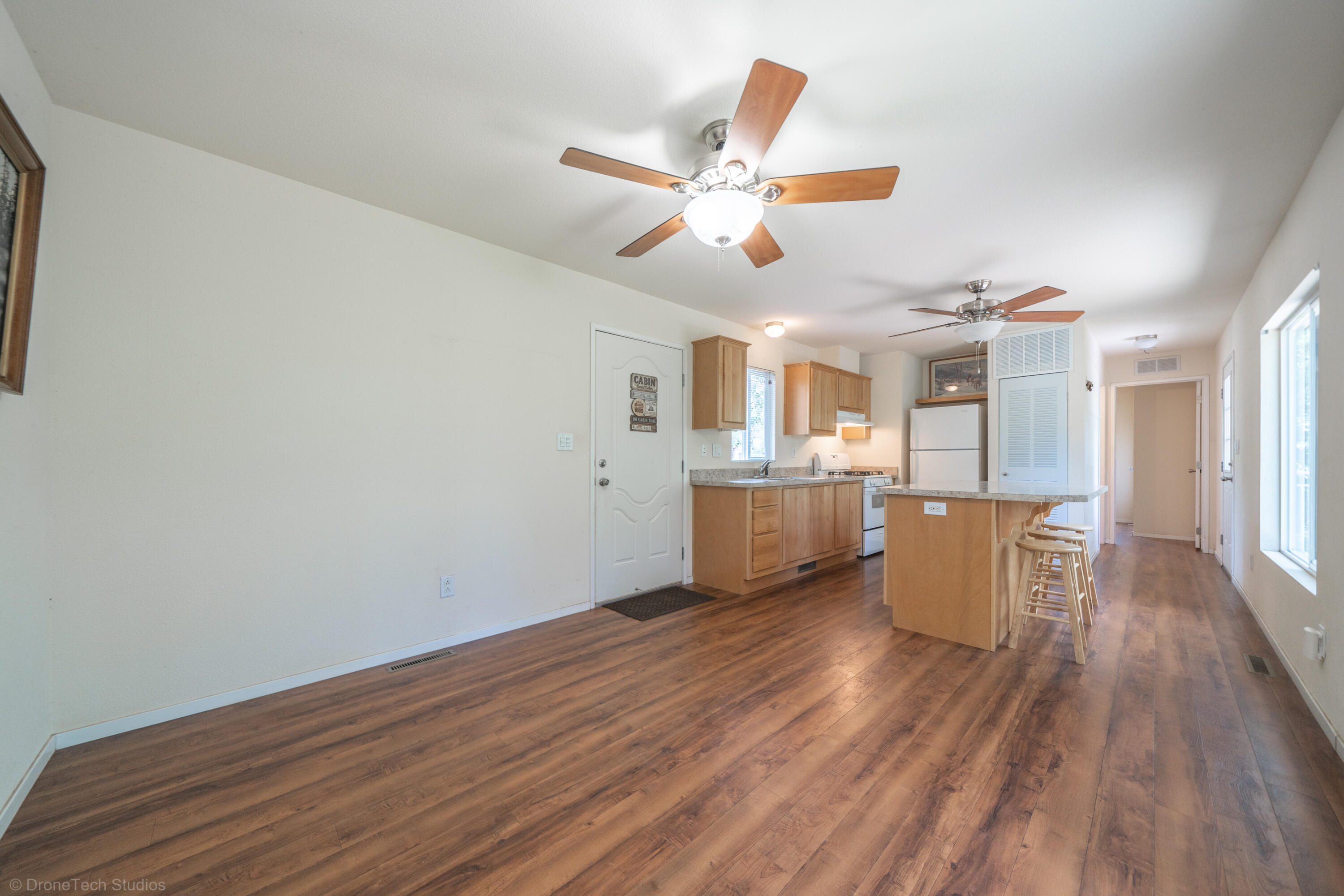 9983 Harley Leighton Road Redding, CA 96003 - Photo 8 of 58 Kitchen/Living room