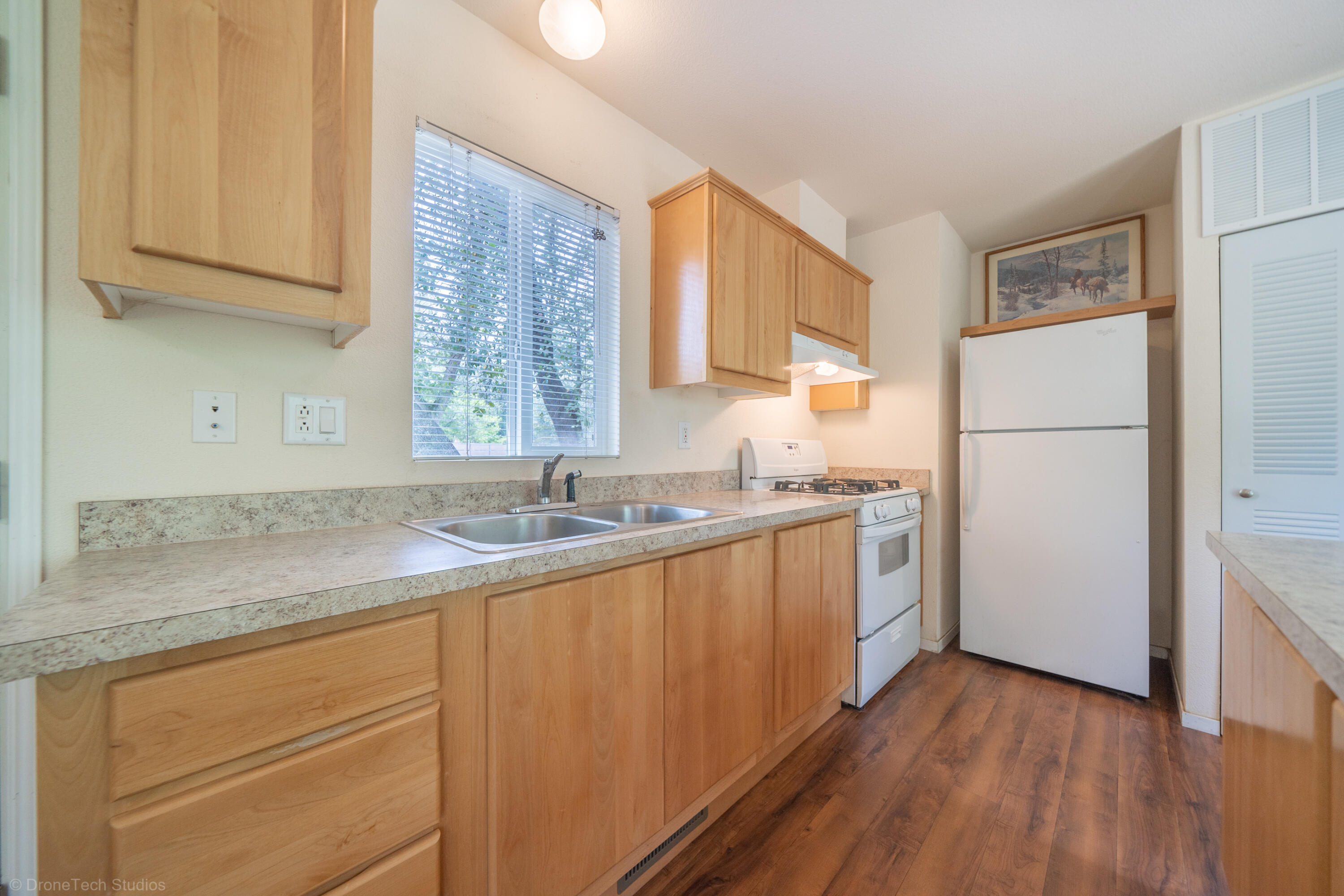 9983 Harley Leighton Road Redding, CA 96003 - Photo 10 of 58 Refrigerator included