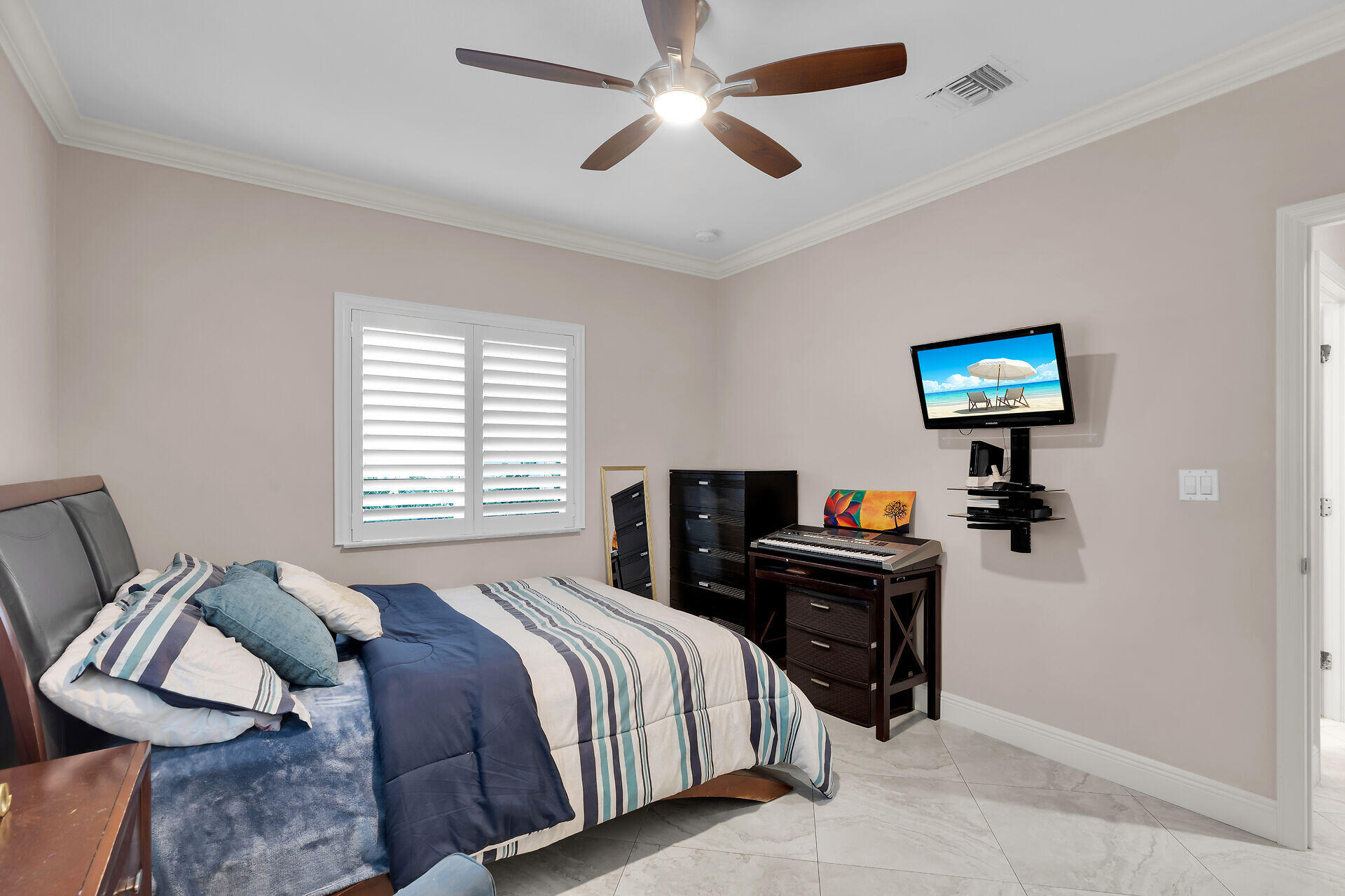 16 Jewfish Avenue Key Largo, FL 33037 - Photo 26 of 69 a bedroom with a bed and a tv