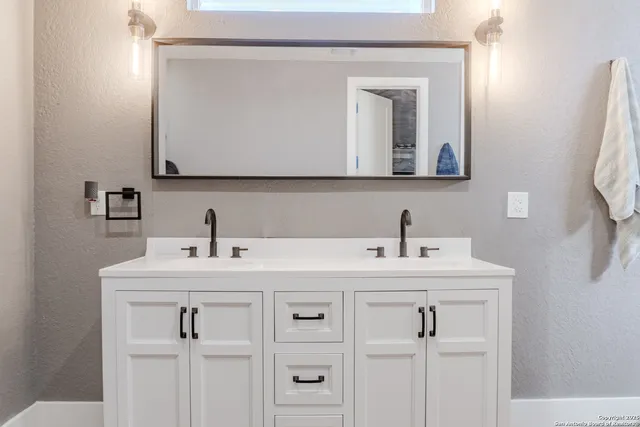 $520,000 | 732 Lake Valley Drive, La Vernia, TX 78121