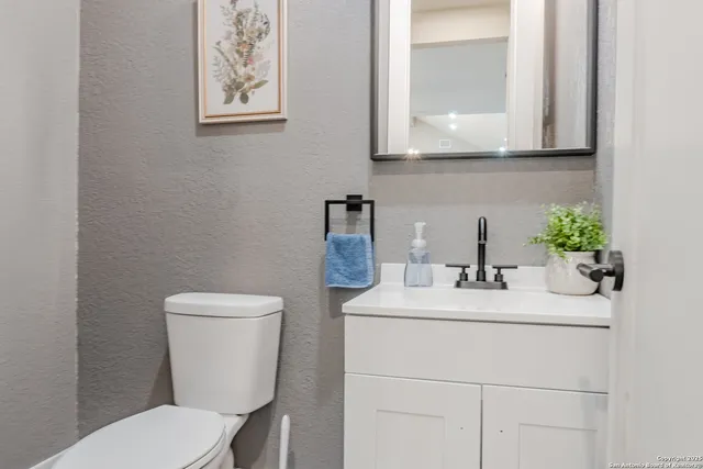 $520,000 | 732 Lake Valley Drive, La Vernia, TX 78121