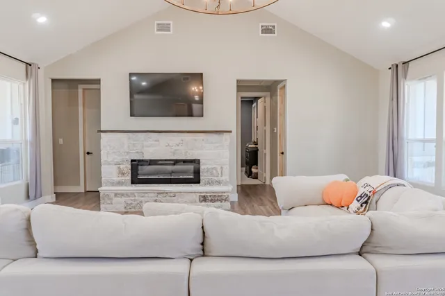 $520,000 | 732 Lake Valley Drive, La Vernia, TX 78121