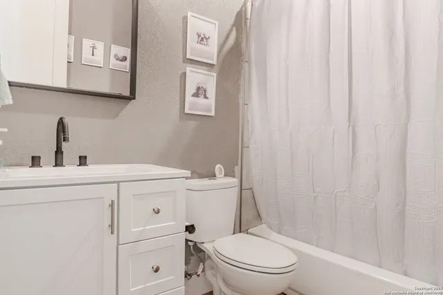 $520,000 | 732 Lake Valley Drive, La Vernia, TX 78121