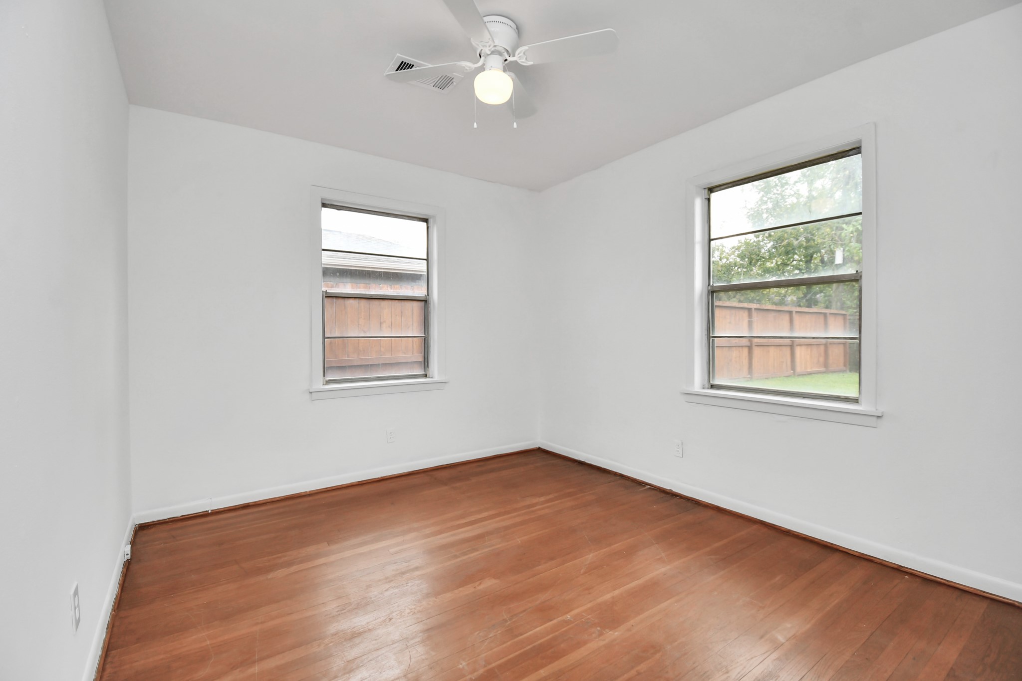 8534 Fillmore Street Houston, TX 77029 - Photo 21 of 39 Ceiling fan and overhead lighting in primary bedroom.