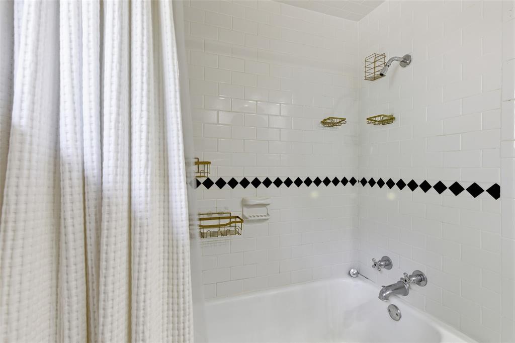 717 Ridgedale Drive Richardson, TX 75080 - Photo 23 of 40 Secondary bathroom tub and shower combination.
